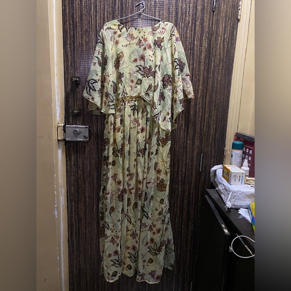 Gown - Picture 4 of 4